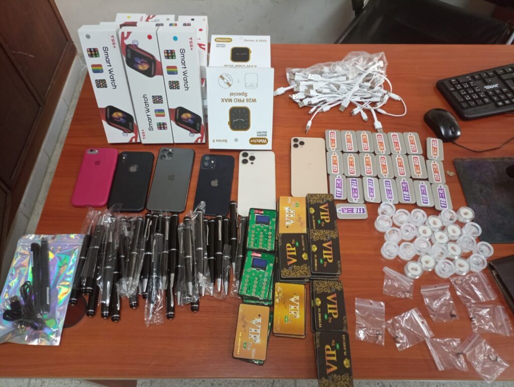 أمن طنجة يعتقل طالبين أعلنا بيع أجهزة للغش عبر الفايسبوك