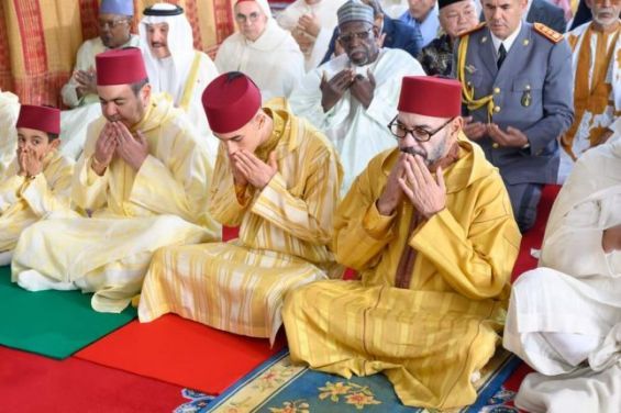 الملك يؤدي صلاة العيد في مسجد الحسن الثاني بتطوان