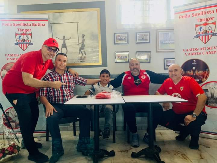 رابطة مشجعي نادي إشبيلية بطنجة تكرم اللاعب أسامة زميزم