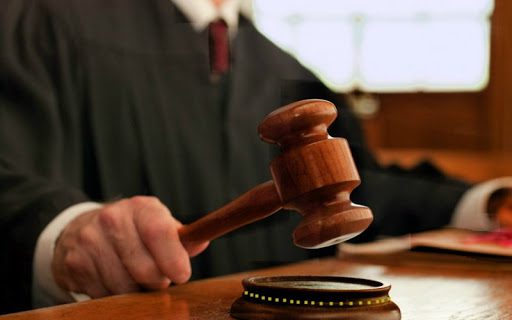 متهم بهتك عرض تلميذة أمام قاضي طنجة: لم أرتكب الجرم.. تسللت إلى منزل الأسرة باحثا عن حمامة!