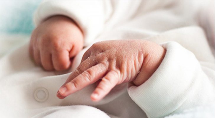 مؤلم.. أم تتخلى عن طفلتيها ليلة عيد الأضحى