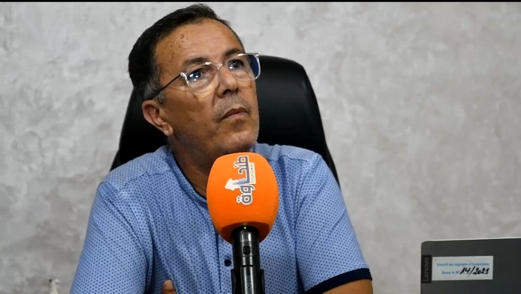 بعد توظيف ابنه في جماعة طنجة.. بنعزوز يتهم جهات بـ “الخبث”: ميقدرو يعملو ميخليو لي يعمل!