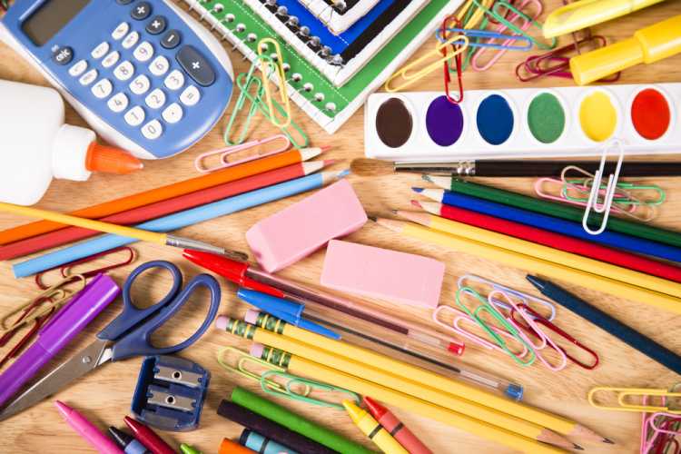 أصحاب المكتبات يطالبون بوقف اتجار المدارس الخاصة بالكتب والأدوات