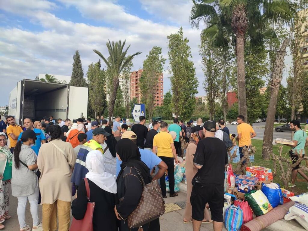 قوافل محملة بمساعدات غذائية تغادر جهة الشمال نحو المناطق المتضررة من الزلزال