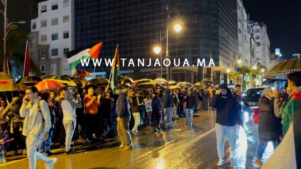 ساكنة طنجة تحتج ليلا ضد مجزرة جباليا