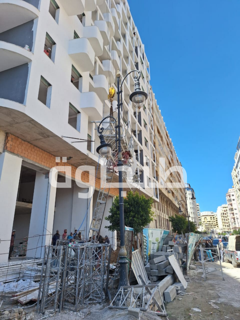 رافعة تتسبب في كارثة بالقرب من مقر جماعة طنجة.. والحصيلة إصابتين