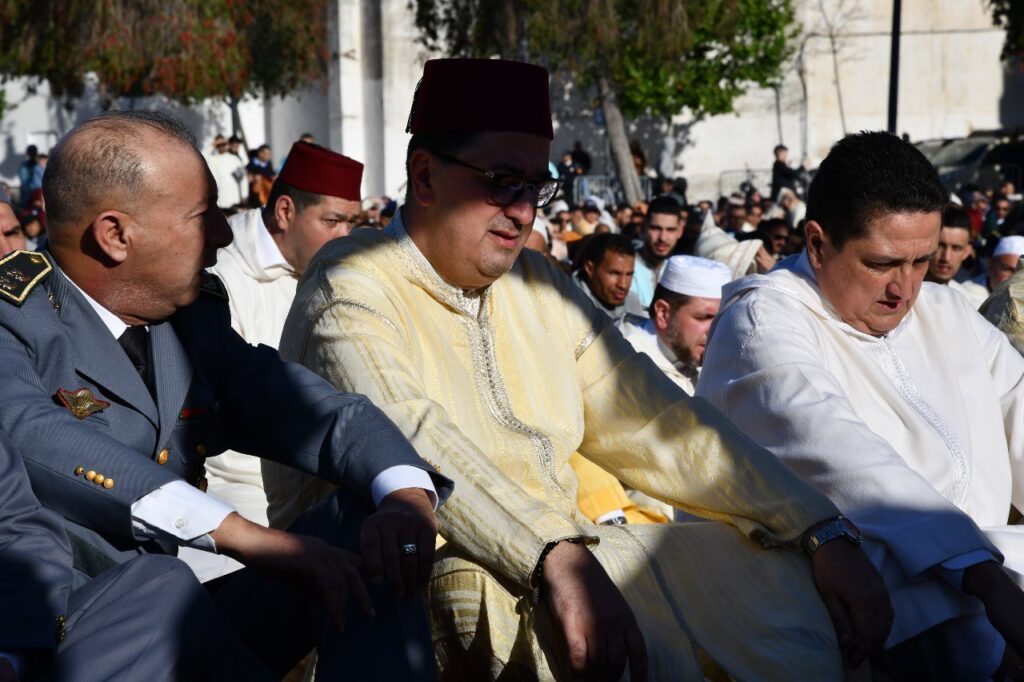 الوالي التازي ومسؤولو طنجة يؤدون صلاة العيد في مسجد السوريين