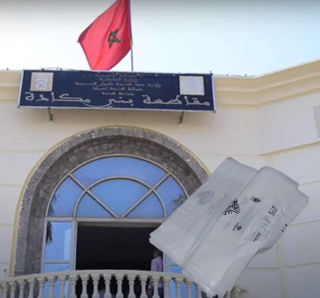 استياء داخل مقاطعة بني مكادة.. واتهامات لأعضاء بممارسة السياسة بـ”أكياس البلاستيك”