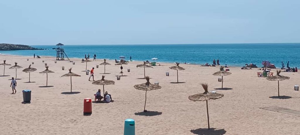 جماعة طنجة تجهز شواطئها لاستقبال المصطافين