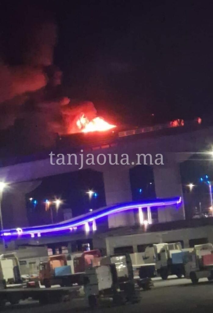النيران تلتهم شاحنة للنقل الدولي بالقرب من محطة وقود في القصر الصغير