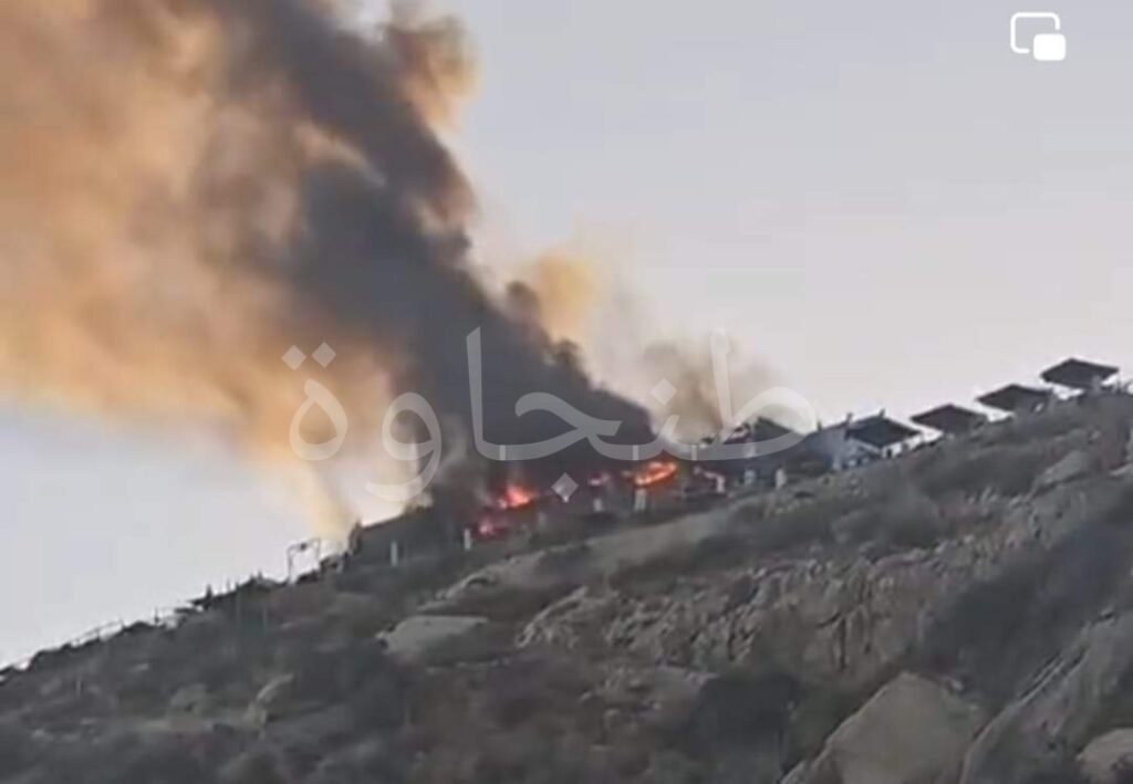 النيران تلتهم مقهى بالقرب من شاطئ سيدي قنقوش
