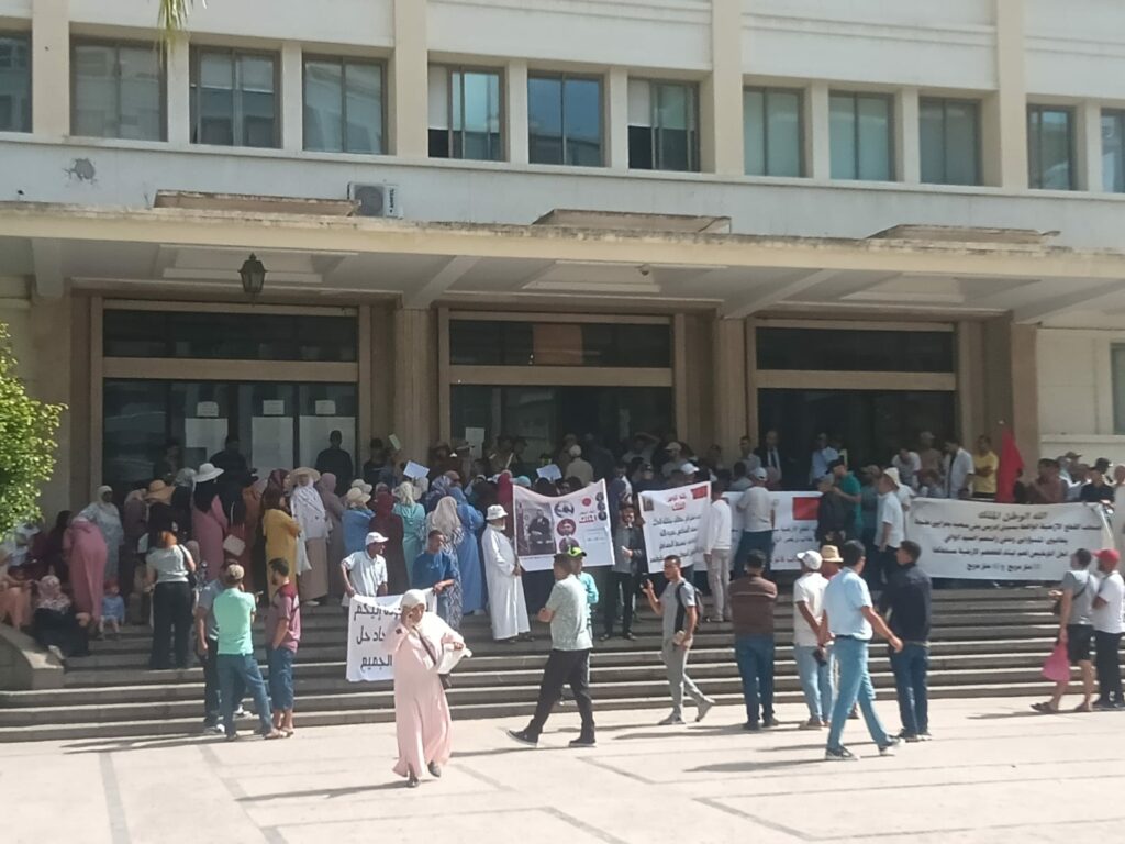الحرمان من رخص البناء يدفع ساكنة سيدي ادريس إلى محاصرة باب ولاية جهة طنجة