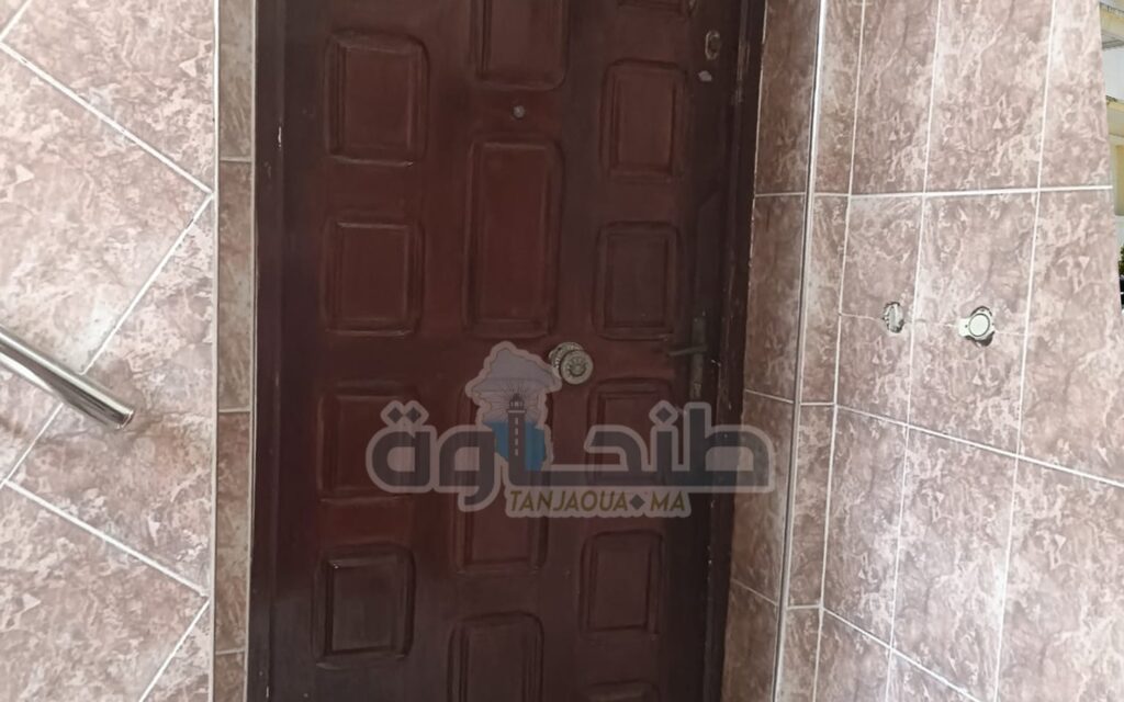 خلف هذا الباب أنهى شاب حياة شقيقته بطنجة
