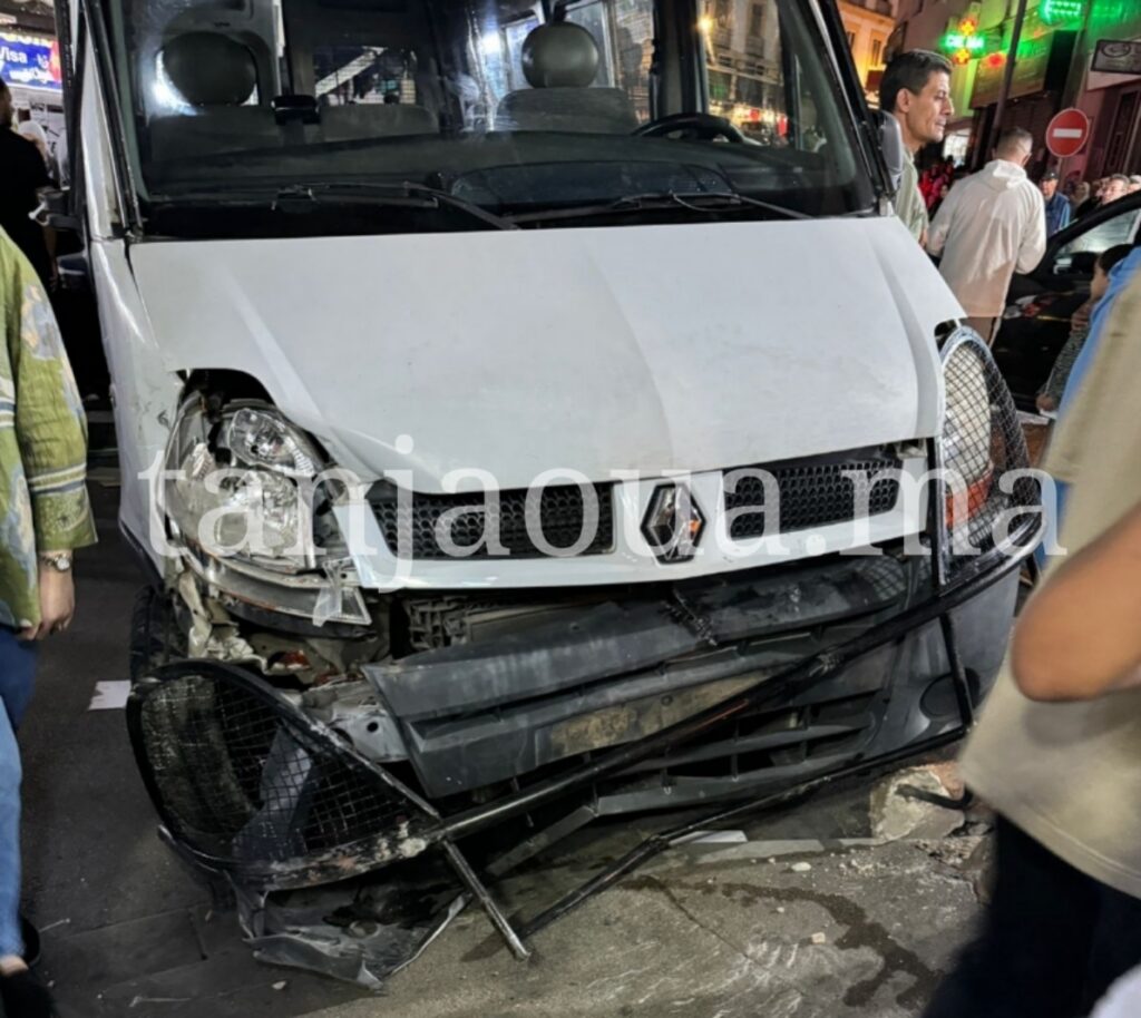 عطل في المكابح يُجبر سائق سيارة القوات المساعدة على الاصطدام بعمود بشارع الحرية