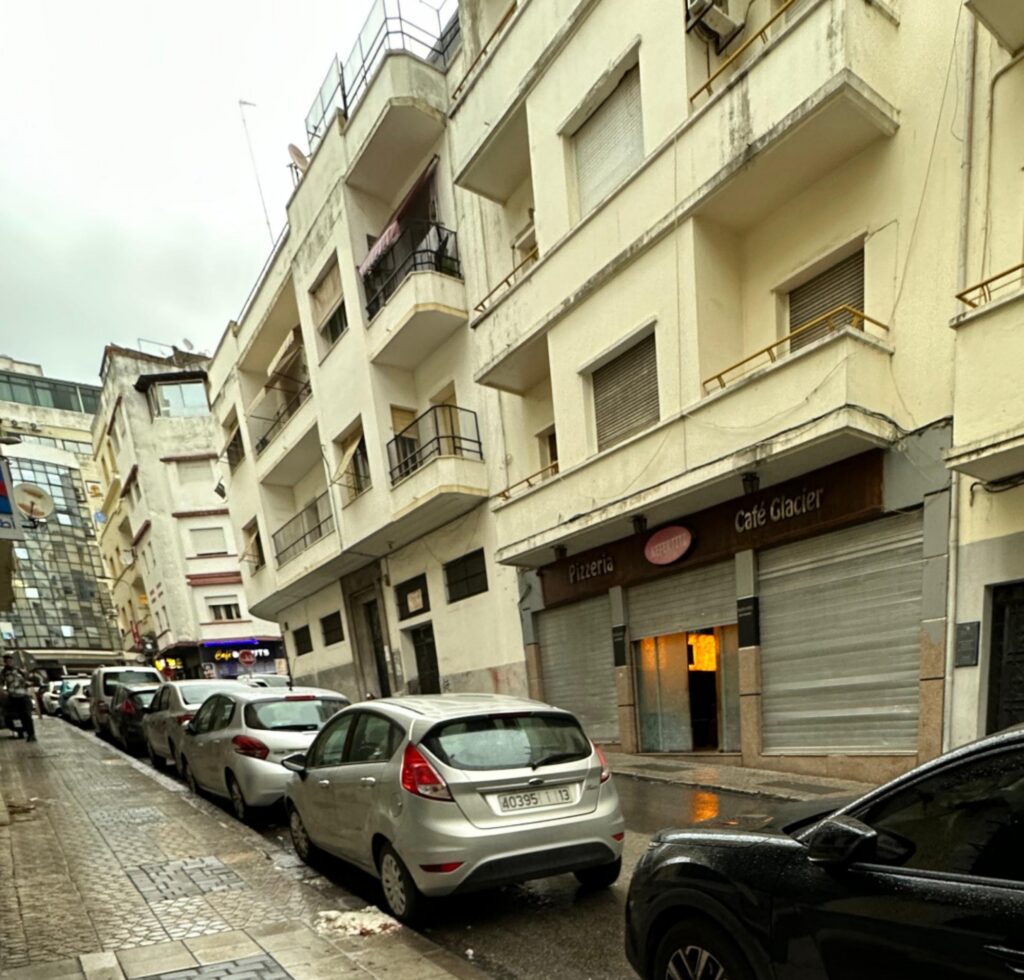 خطير.. مقهى شيشة يتحدى قرار والي طنجة ويزاول نشاطه رغم المنع