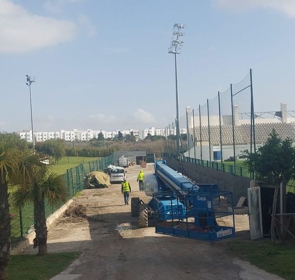 انطلاق عملية إصلاح إنارة ملعب القرية الرياضية استعدادا لاستضافة مباريات اتحاد طنجة