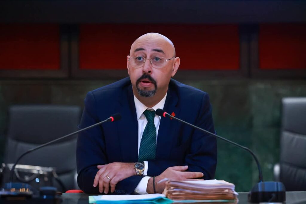 ليموري يبرر الفيضانات: احتلال الطرقات هو السبب في غمر أحياء طنجة بالماء