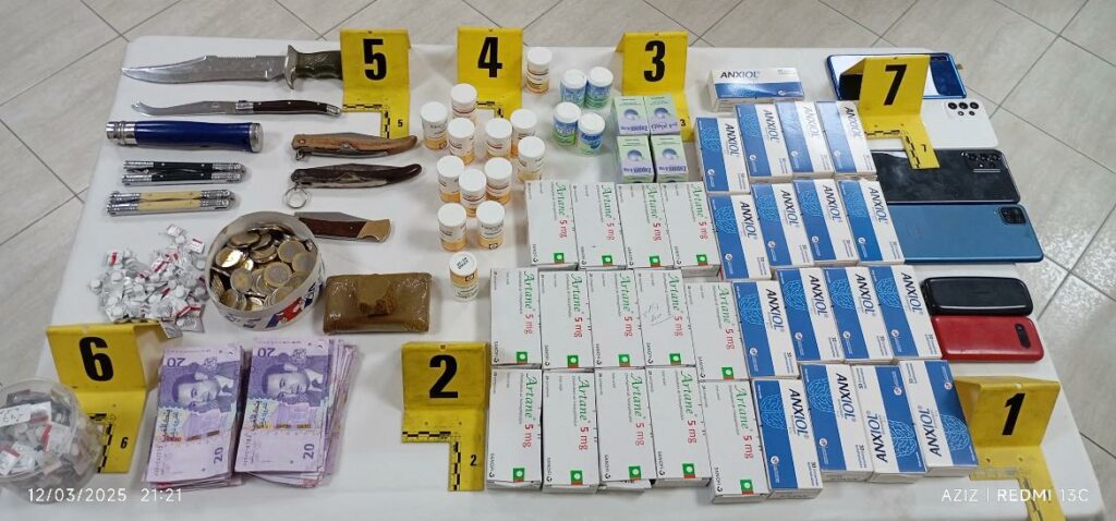أمن طنجة يوقف مروجين وبحوزتهما 1445 قرصا مخدرا وأسلحة بيضاء