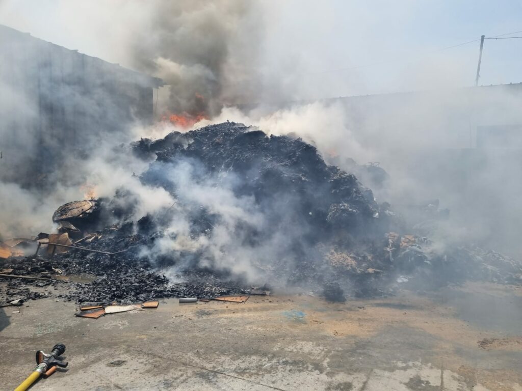 حريق مهول يلتهم مستودعين سريين لتخزين الأثواب بضواحي طنجة وسط غياب شروط السلامة