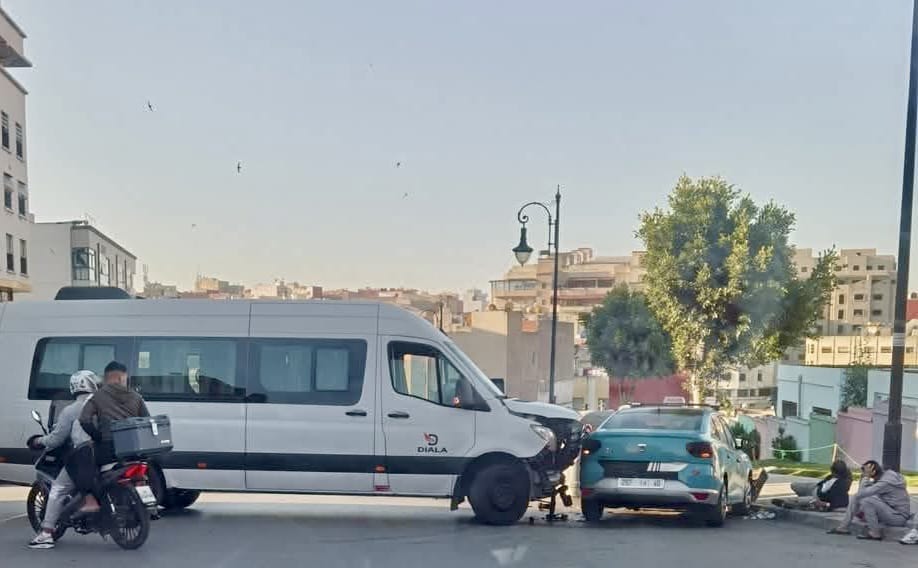 طنجة.. اصطدام عنيف بين سيارة لنقل العمال وطاكسي يخلف سبعة جرحى بحي الجيراري
