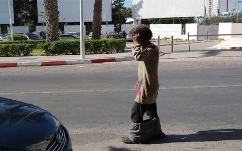 قلق بالحسيمة بسبب انتشار المختلين العقليين وسط الأحياء والمؤسسات التعليمية