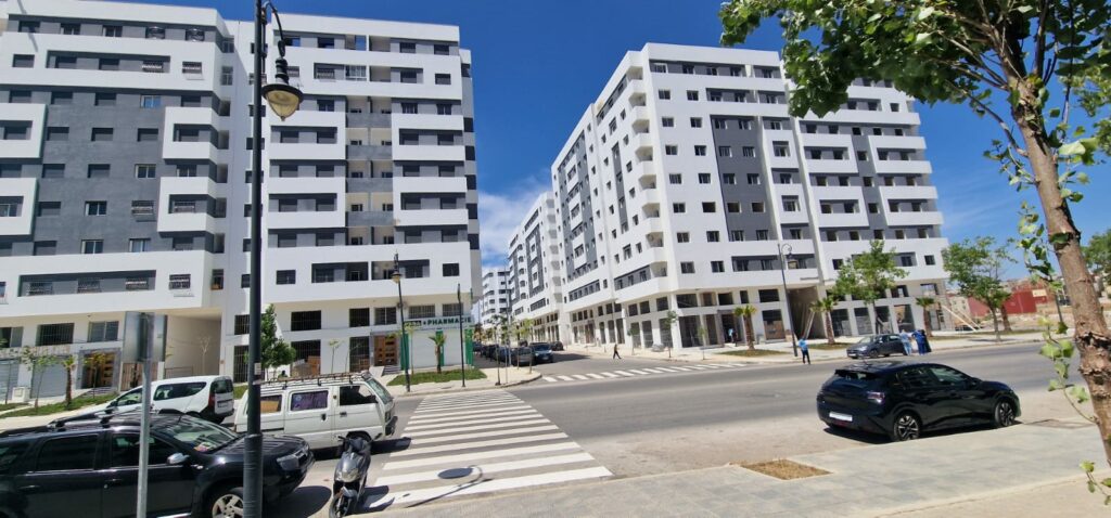 تجاوب بعد نداء الساكنة ومقال “طنجاوة”.. السلطات تُحدث ممرات راجلين وتشويرا مروريا بمجمع “سلمى” بطنجة