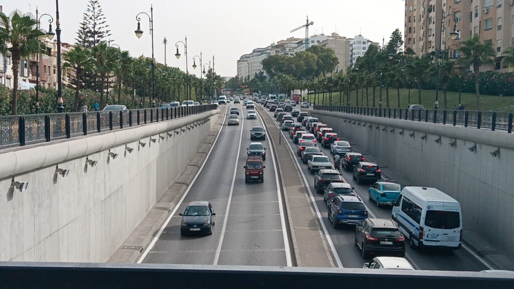 طنجة بعد ذروة الصيف.. الضغط المروري يتحول من شوارع المدينة إلى الطرق السيارة والوطنية