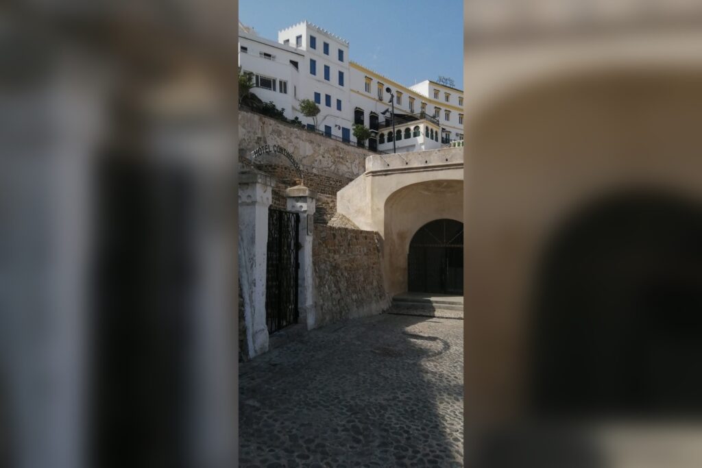 ساكنة دار البارود بطنجة تحتج.. لماذا أغلق ممر يؤدي إلى ساحة عمومية قرب فندق “كونتينونتال” ؟