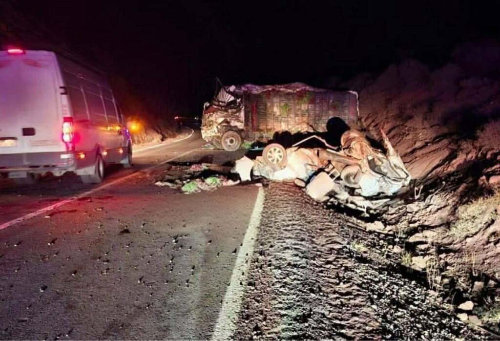 فاجعة طرقية.. مصرع 8 أشخاص في اصطدام عنيف بين شاحنة وسيارة أجرة