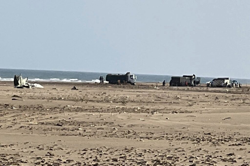 مع استمرار عملية نهب شواطئ ضواحي طنجة.. شكاية مستعجلة تطرق باب الوالي التازي
