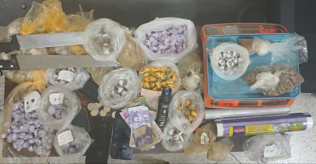 مداهمات أمنية بطنجة تُسفر عن حجز مخدرات وأسلحة.. وفرار المروجين عبر الأسطح