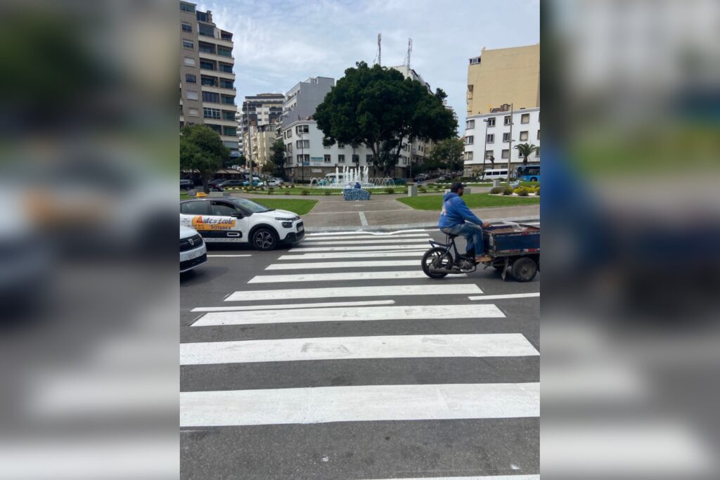 خطوة لتعزيز السلامة الطرقية بطنجة.. رسم ممرات للراجلين نحو حديقة عين قطيوط