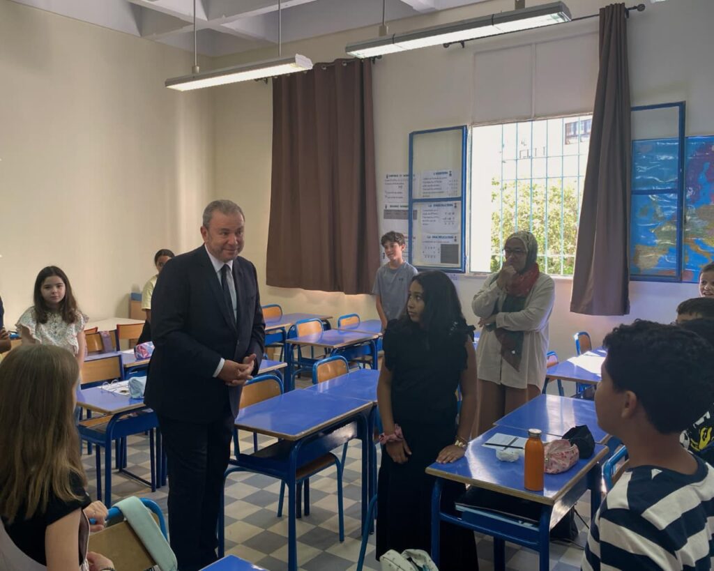 السفير الفرنسي يدشّن المدرسة التاريخية “أدريان بيرشي” بعد تجديدها بطنجة