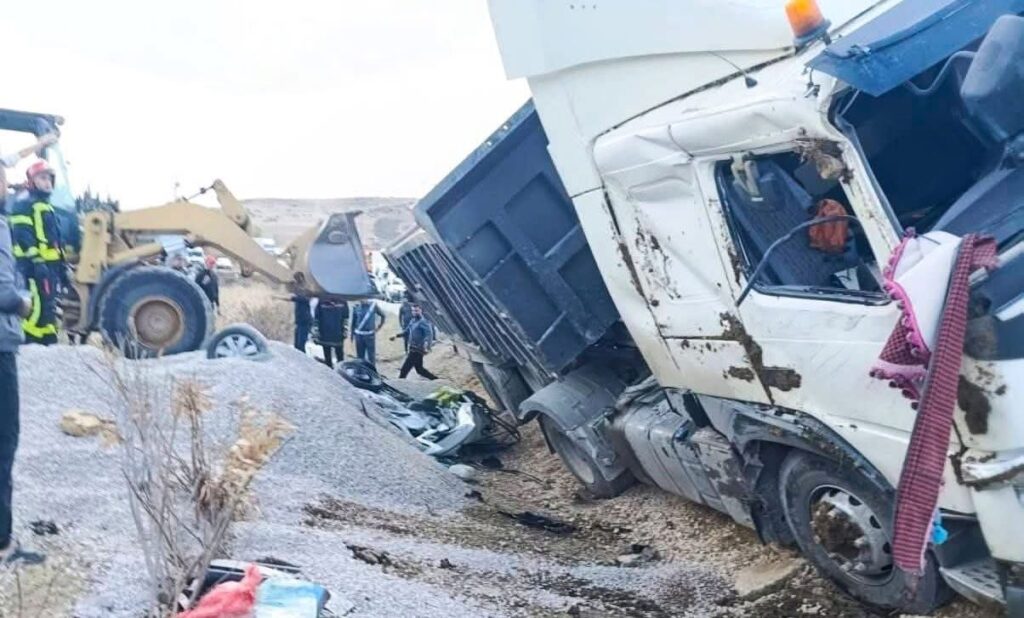 مقتل شخصين في حادث مأساوي بعد انقلاب شاحنة على سيارة خفيفة بطريق طنجة–تطوان