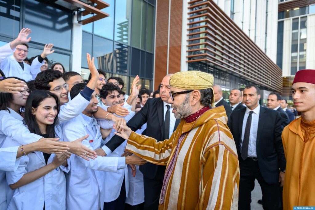 الملك محمد السادس يفتتح مستشفى الرباط الجامعي ويأمر بافتتاح المركز الاستشفائي بأكادير