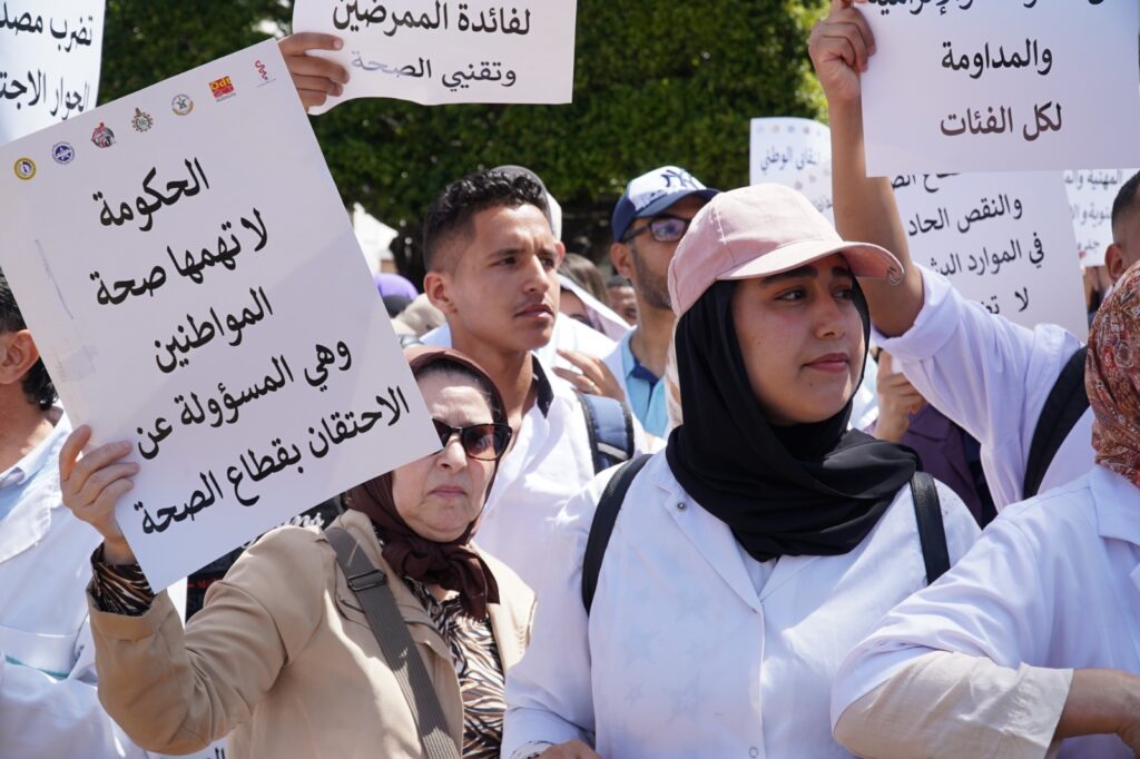 القطاع الصحي يغلي من جديد.. النقابات تعود للاحتجاج وتلوّح بإنزال وطني