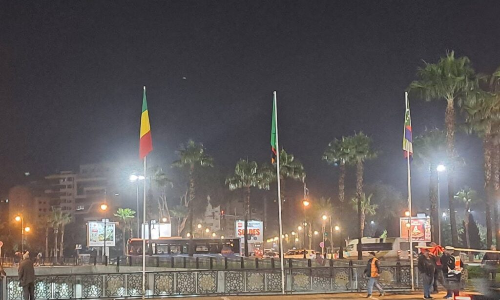طنجة تواصل استعداداتها لكأس إفريقيا.. تثبيت أعلام الدول المشاركة بمدار رياض تطوان