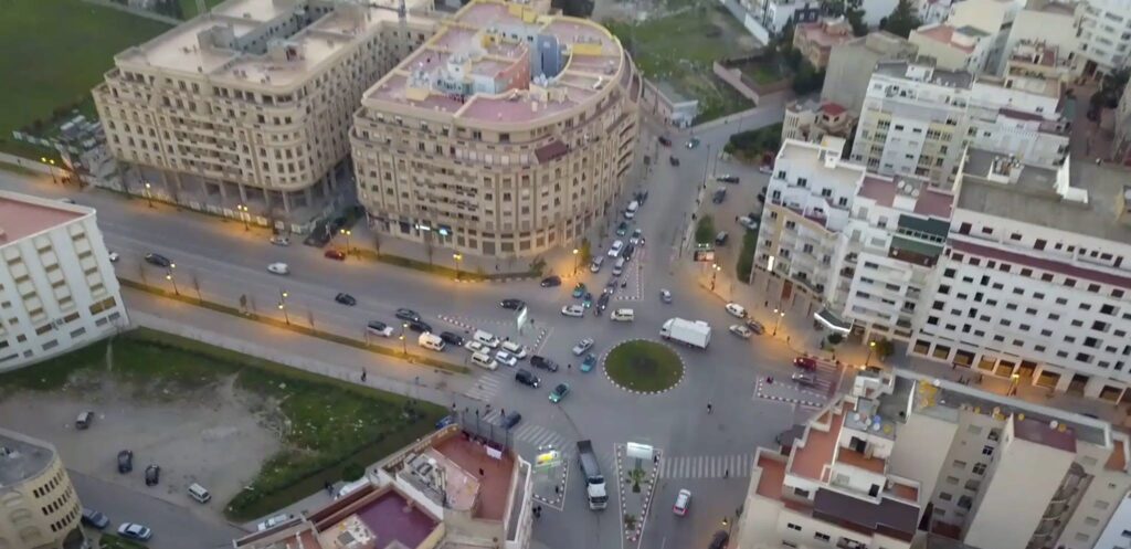 (صور) رصيف غير مهيّأ قرب مدار تريال أطلس بطنجة يهدد سلامة الراجلين… أشغال مكتملة هنا ومتوقفة هناك؟