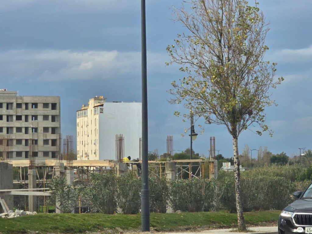 ورش طنجة البالية.. صاحب العمارة يحصل على رخصة بناء جديدة بعد الجدل حول هدم سابق بأمر من مهيدية