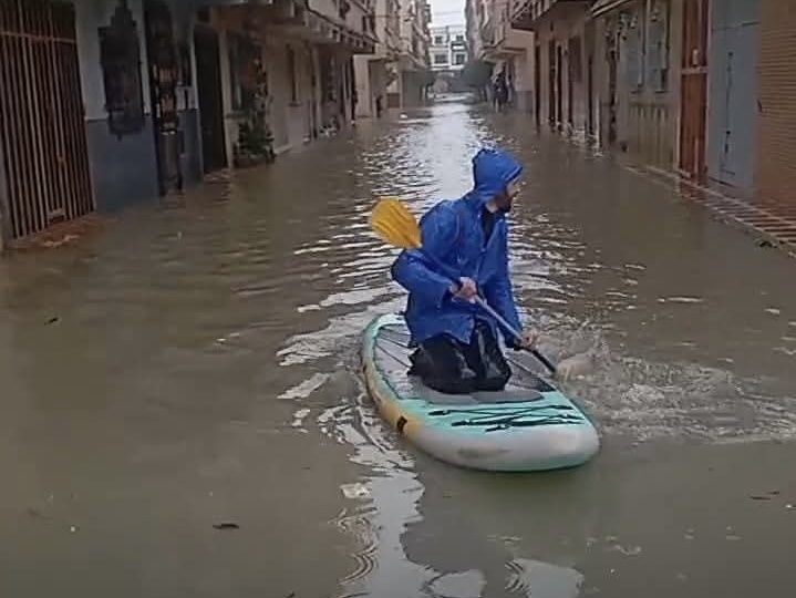 القصر الكبير تحت رحمة الأمطار .. سد وادي المخازن يتجاوز 100% وإخلاءات تطال السكان والمستشفى