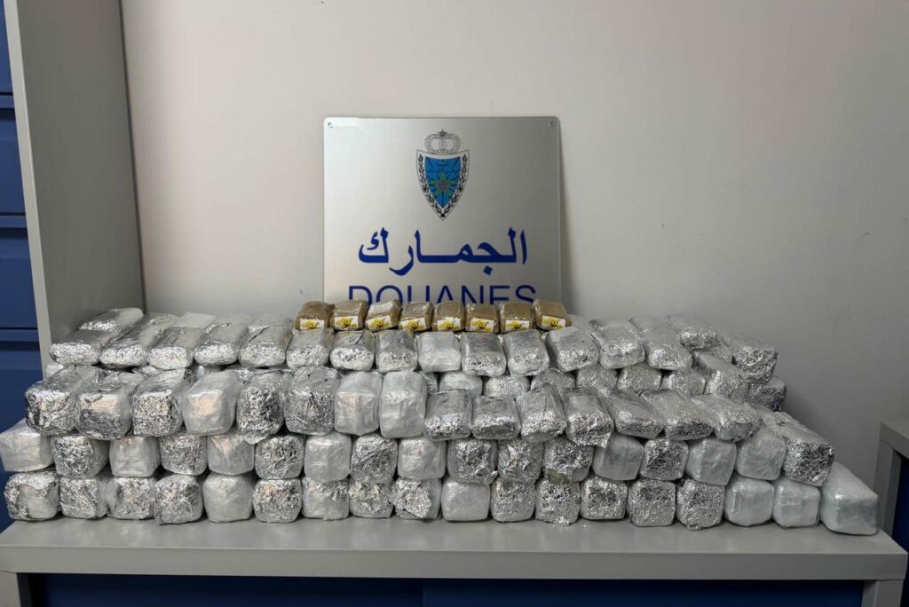 (صور) استغلوا الأطفال كغطاء.. جمارك باب سبتة تحبط تهريب عشرات الكيلوغرامات من الشيرا