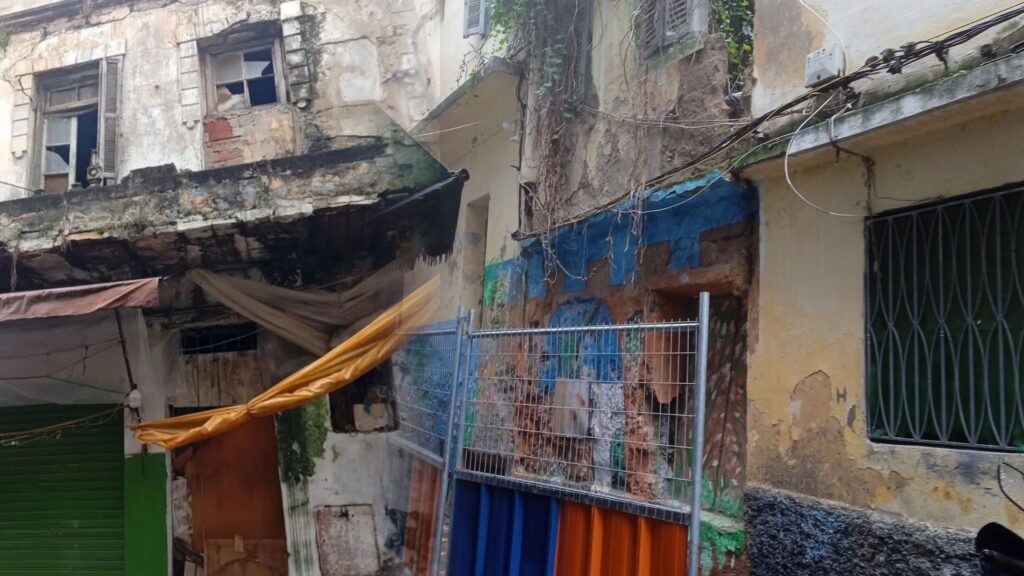 بين التشققات والسياج الحديدي.. سكان حي المصلى بطنجة على صفيح ساخن