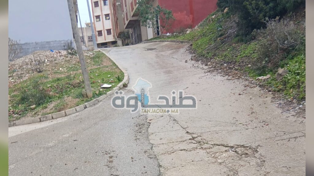 ساكنة حي سانية تستغيث: الأمطار تعزل الحي والحافلات المدرسية عاجزة عن الدخول