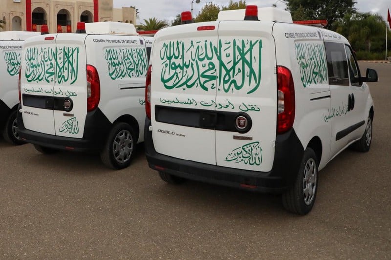 ضوابط جديدة لسيارات نقل الأموات ومنع الشعارات الدينية عليها