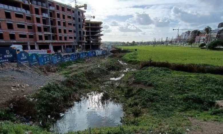 من يتحمل المسؤولية؟ مشروع سكني على مجرى مياه بطنجة يثير المخاوف