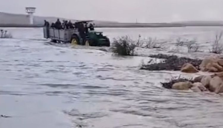 سيول جارفة تحاصر سجن طنجة 2 وتفرض عبور الزوار بوسائل بدائية