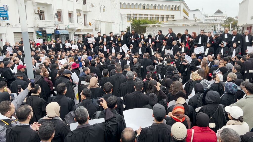 ألاف المحامين يحتجون امام البرلمان رفضا لمشروع قانون المهنة