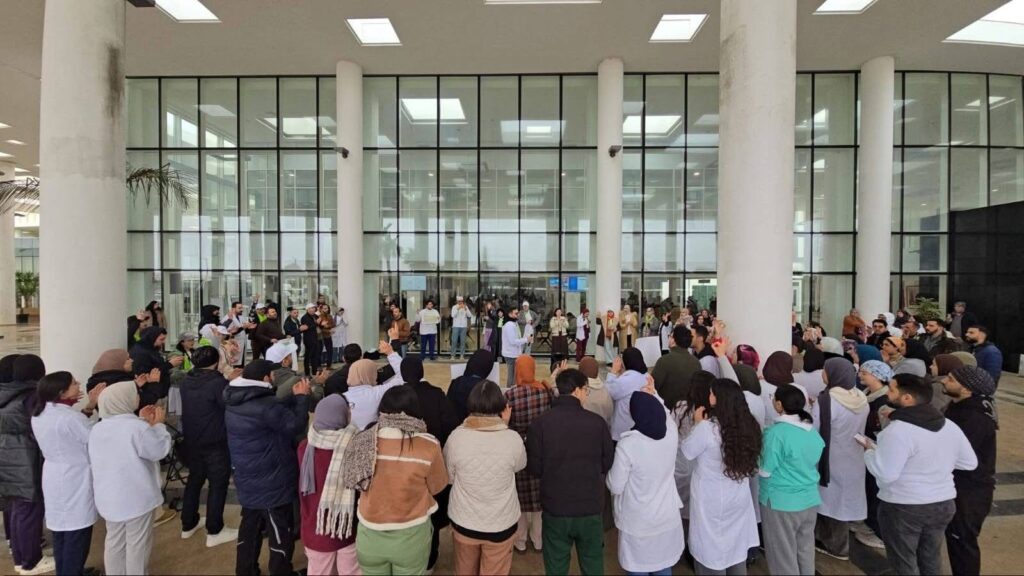 احتقان جديد بالمستشفى الجامعي بطنجة بعد وقفة احتجاجية للممرضين وتقنيي الصحة
