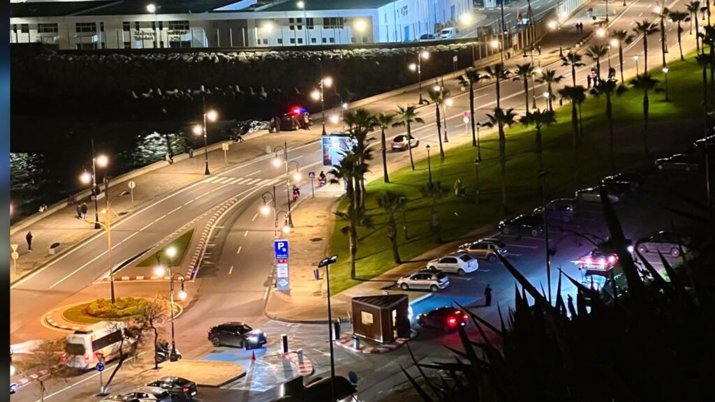 سلطات طنجة تُفعّل منع الوقوف والتوقف بكورنيش مرقالة لمواجهة الاختناق المروري