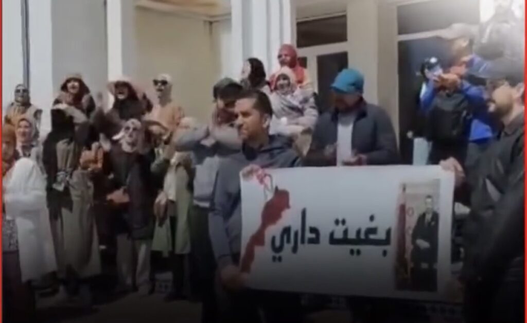 ملف سكني عالق بأكزناية يثير احتجاجات واسعة للمستفيدين امام مقر الجماعة